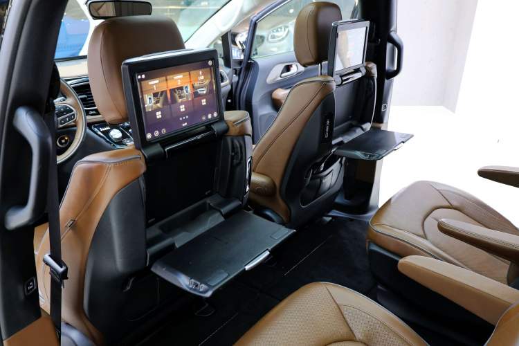 Used Chrysler Grand Voyager 2017 3.6L Premium Edition Interior 13