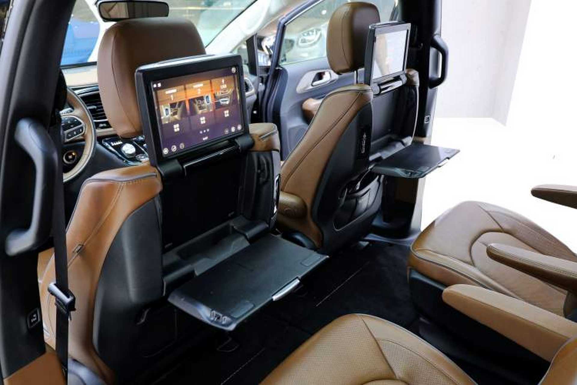 Used Chrysler Grand Voyager 2017 3.6L Premium Edition Interior 13