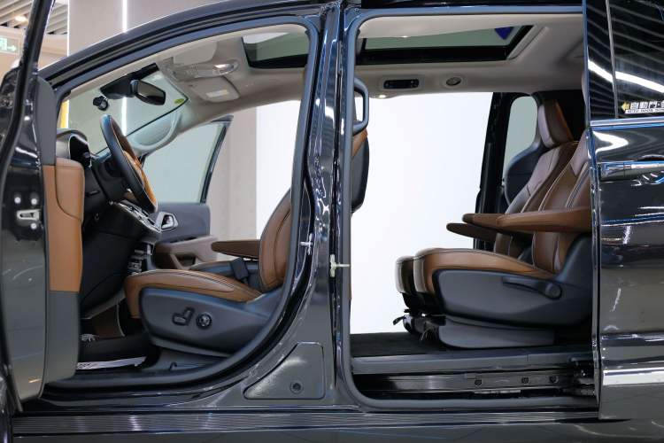 Used Chrysler Grand Voyager 2017 3.6L Premium Edition Interior 14