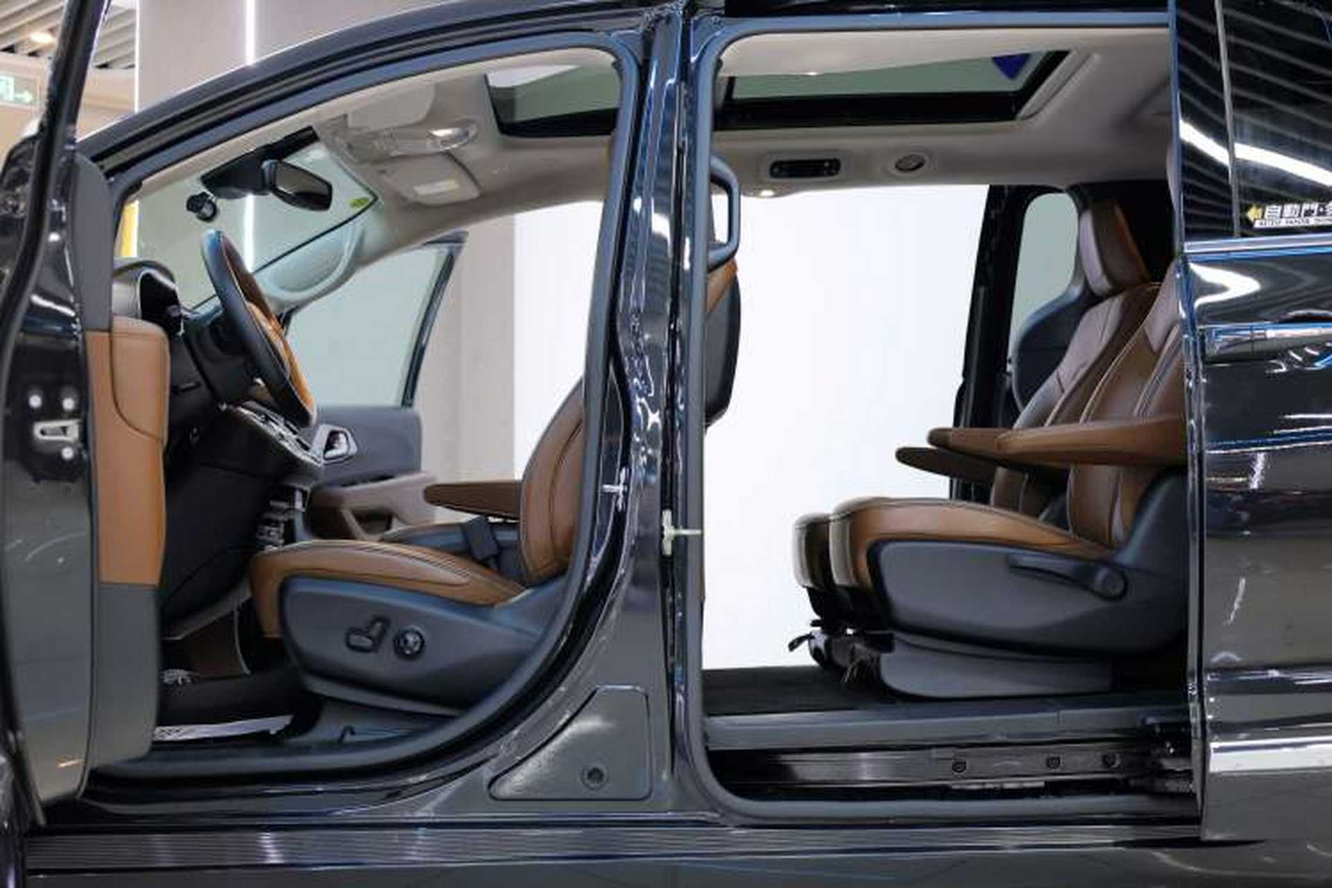 Used Chrysler Grand Voyager 2017 3.6L Premium Edition Interior 14