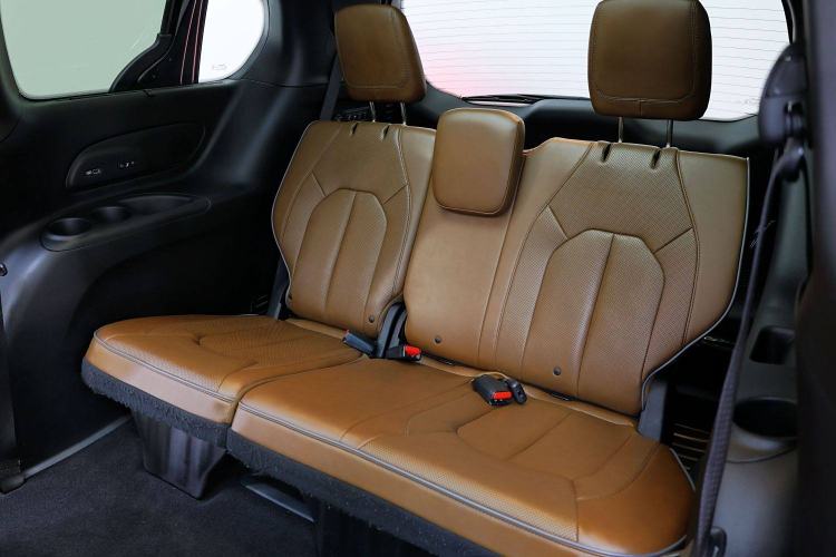 Used Chrysler Grand Voyager 2017 3.6L Premium Edition Interior 15
