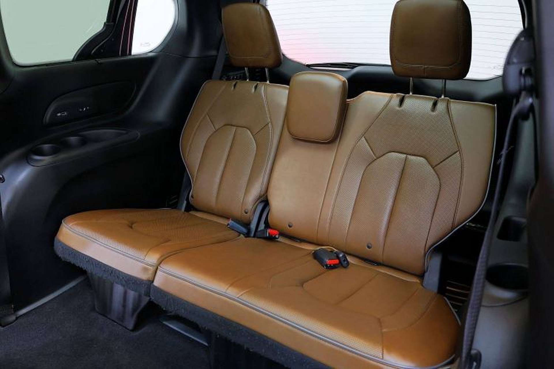 Used Chrysler Grand Voyager 2017 3.6L Premium Edition Interior 15
