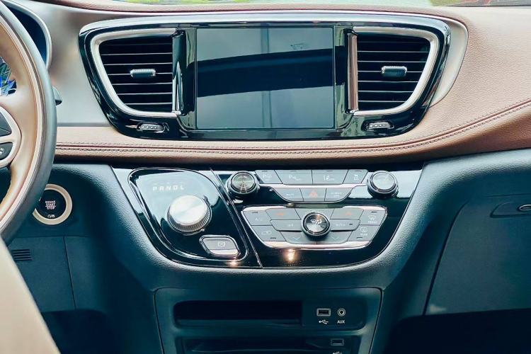 Used Chrysler Grand Voyager 2017 3.6L Premium Edition Interior 2