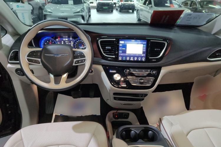 Used Chrysler Grand Voyager 2017 3.6L Premium Edition Interior 2