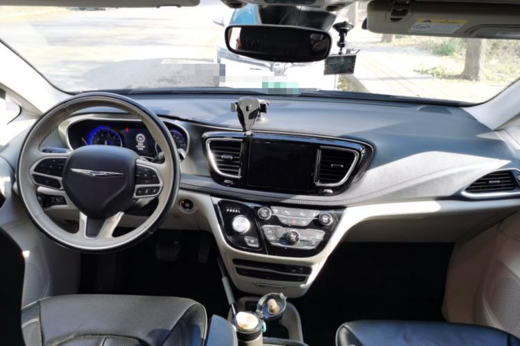 Used Chrysler Grand Voyager 2017 3.6L Premium Edition Interior 2