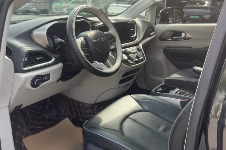 Used Chrysler Grand Voyager 2017 3.6L Premium Edition Interior 2