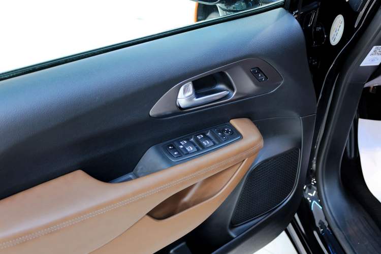 Used Chrysler Grand Voyager 2017 3.6L Premium Edition Interior 2
