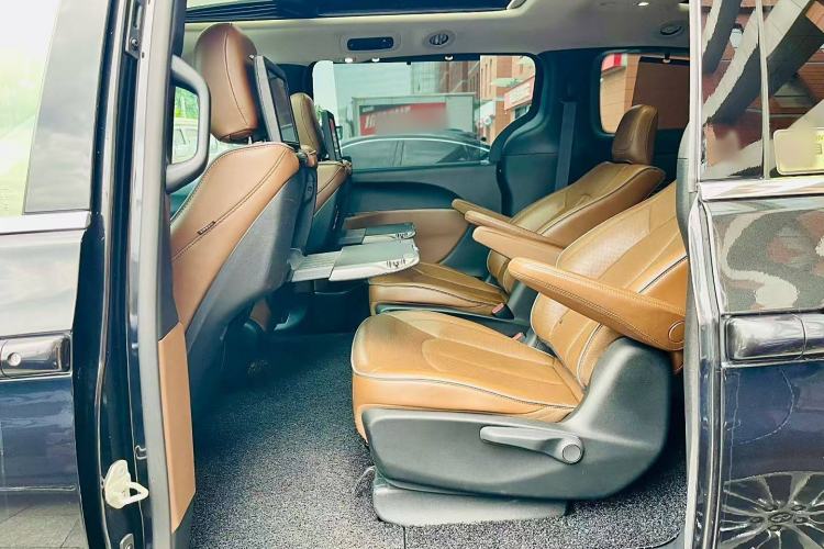 Used Chrysler Grand Voyager 2017 3.6L Premium Edition Interior 3