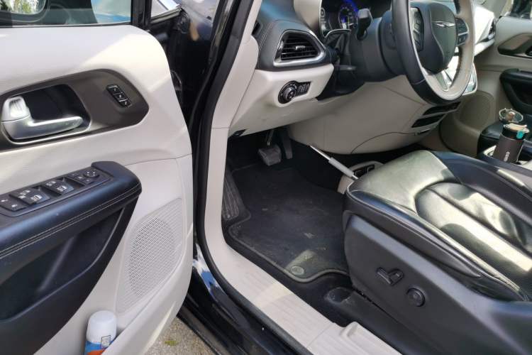 Used Chrysler Grand Voyager 2017 3.6L Premium Edition Interior 3