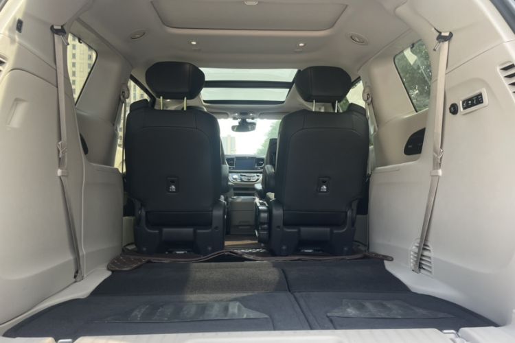 Used Chrysler Grand Voyager 2017 3.6L Premium Edition Interior 3
