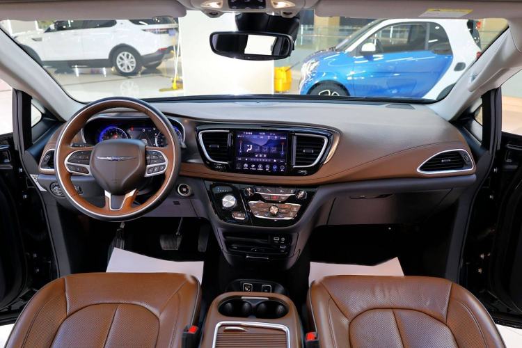Used Chrysler Grand Voyager 2017 3.6L Premium Edition Interior 3