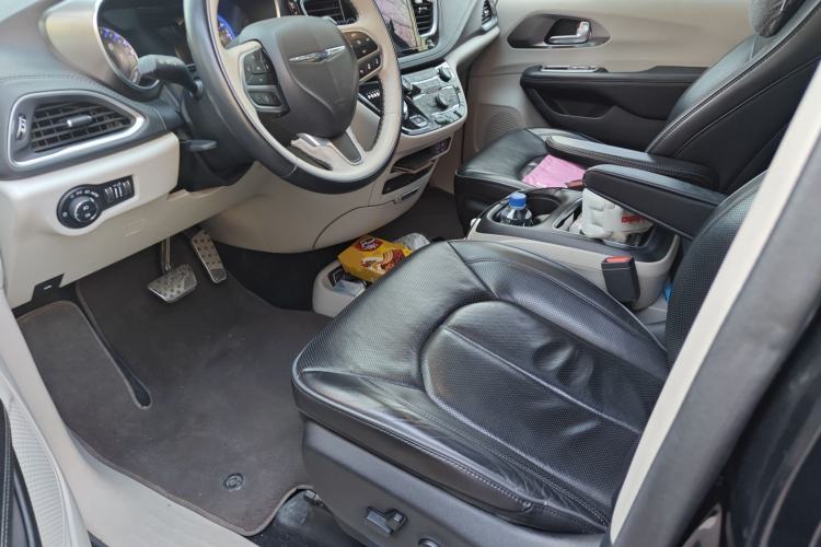 Used Chrysler Grand Voyager 2017 3.6L Premium Edition Interior 3