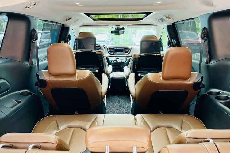 Used Chrysler Grand Voyager 2017 3.6L Premium Edition Interior 4