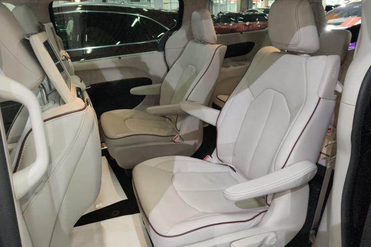Used Chrysler Grand Voyager 2017 3.6L Premium Edition Interior 4