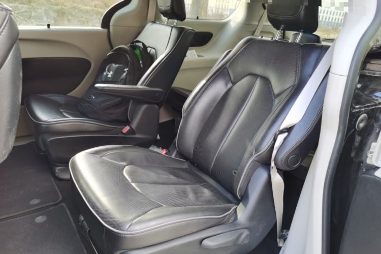 Used Chrysler Grand Voyager 2017 3.6L Premium Edition Interior 4