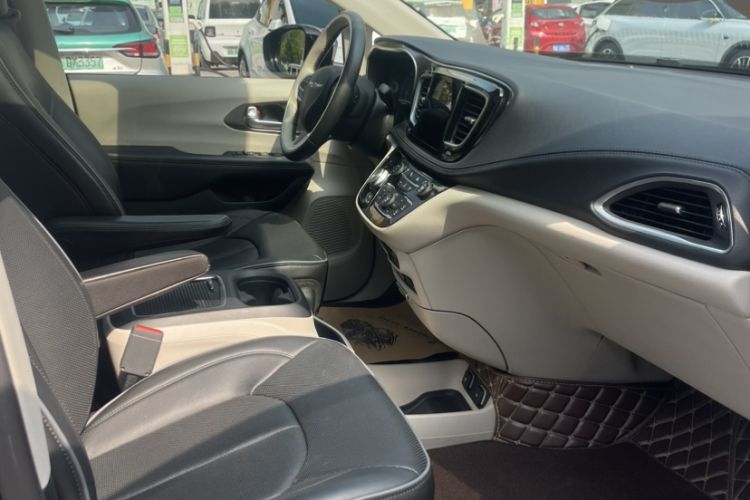 Used Chrysler Grand Voyager 2017 3.6L Premium Edition Interior 4