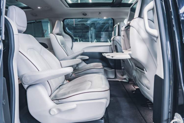 Used Chrysler Grand Voyager 2017 3.6L Premium Edition Interior 4