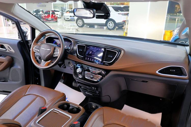 Used Chrysler Grand Voyager 2017 3.6L Premium Edition Interior 4