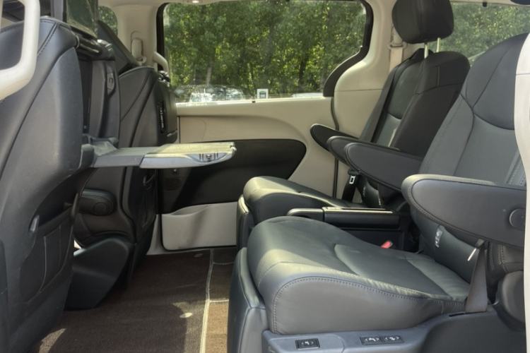 Used Chrysler Grand Voyager 2017 3.6L Premium Edition Interior 5