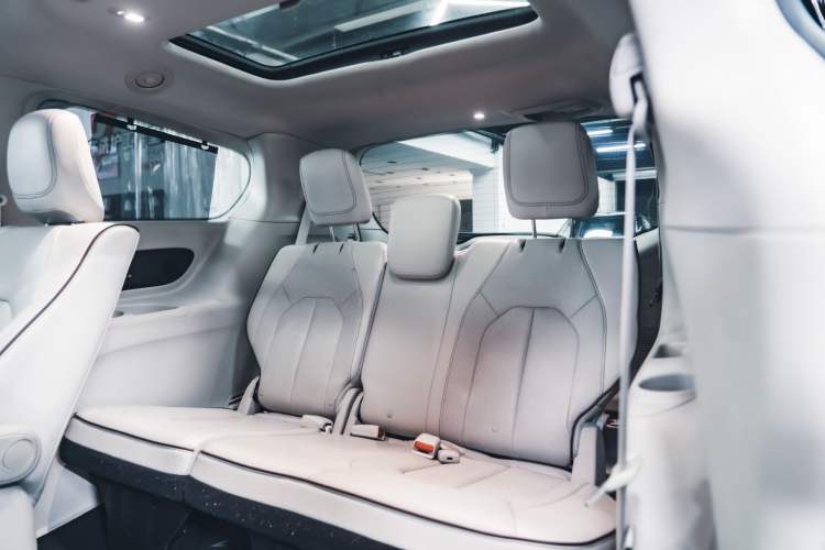 Used Chrysler Grand Voyager 2017 3.6L Premium Edition Interior 5