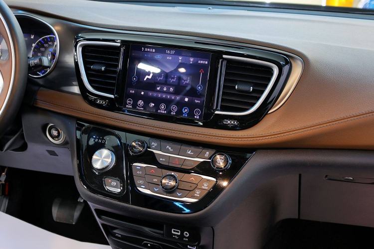 Used Chrysler Grand Voyager 2017 3.6L Premium Edition Interior 5