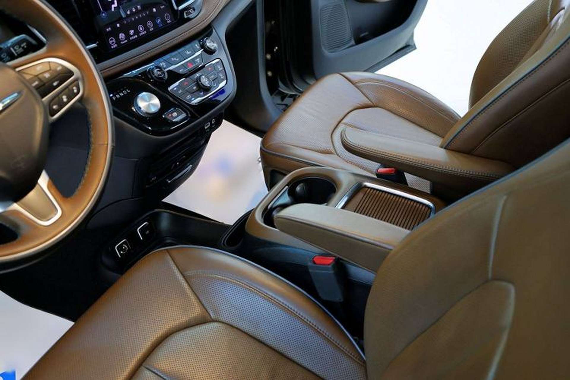 Used Chrysler Grand Voyager 2017 3.6L Premium Edition Interior 6