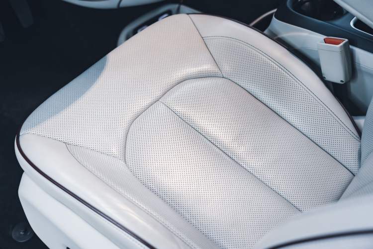 Used Chrysler Grand Voyager 2017 3.6L Premium Edition Interior 7