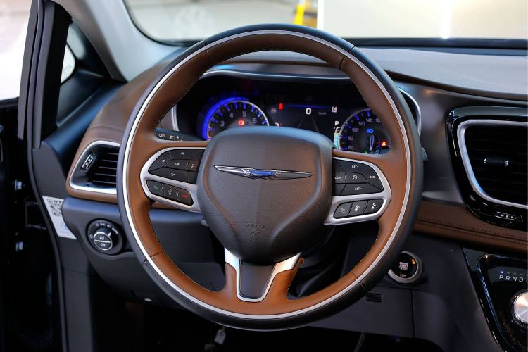 Used Chrysler Grand Voyager 2017 3.6L Premium Edition Interior 7