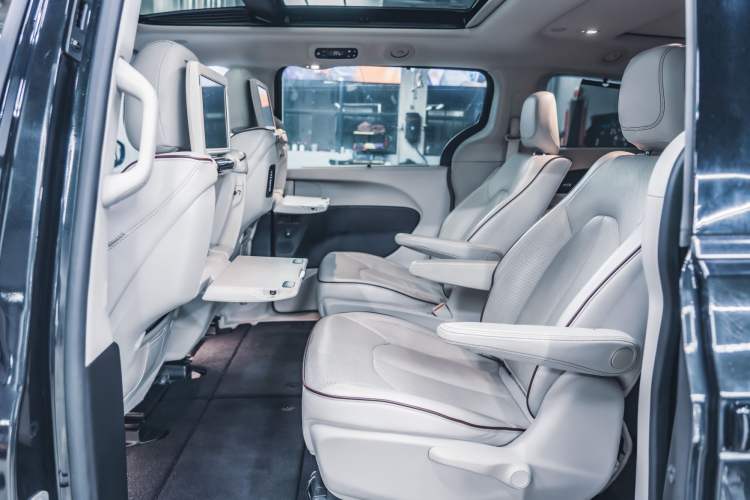 Used Chrysler Grand Voyager 2017 3.6L Premium Edition Interior 8