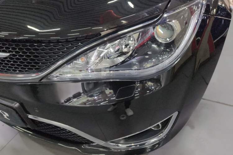 Used Chrysler Grand Voyager 2017 3.6L Premium Edition Left Front Headlight