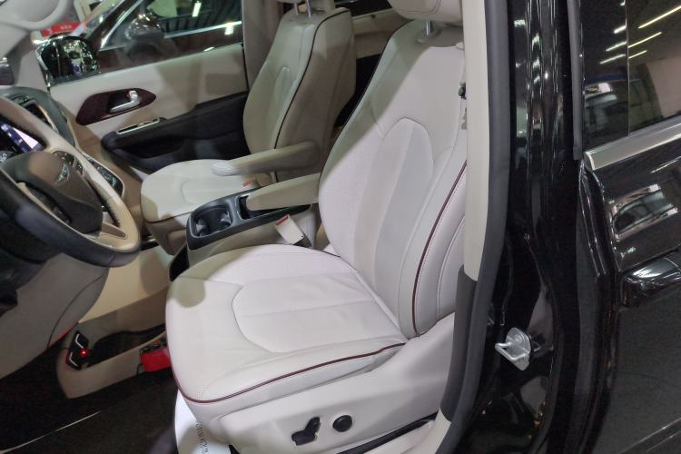 Used Chrysler Grand Voyager 2017 3.6L Premium Edition Left Front Seat