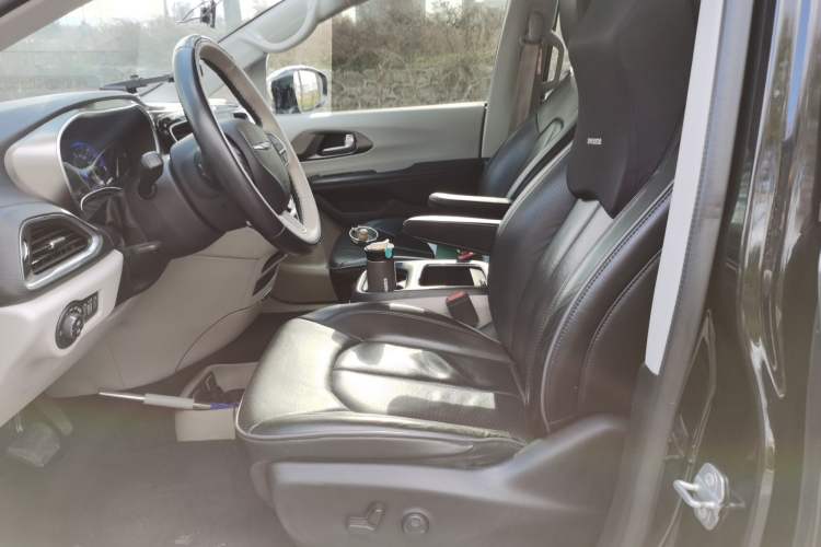 Used Chrysler Grand Voyager 2017 3.6L Premium Edition Left Front Seat