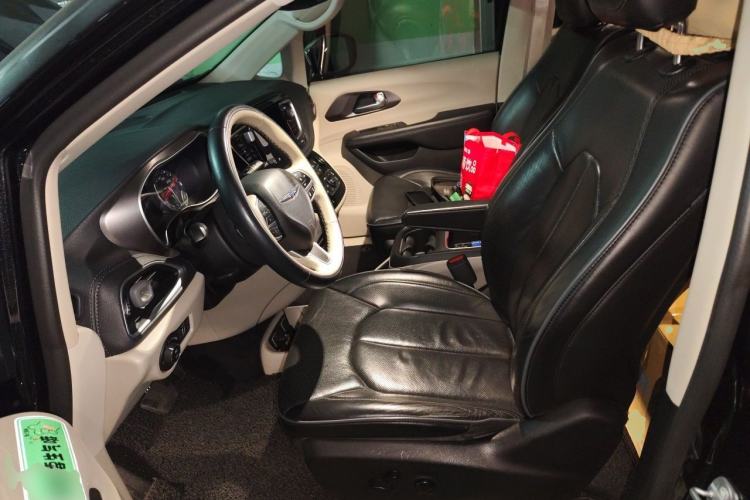 Used Chrysler Grand Voyager 2017 3.6L Premium Edition Left Front Seat