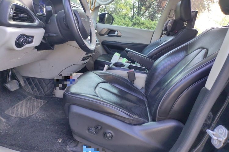 Used Chrysler Grand Voyager 2017 3.6L Premium Edition Left Front Seat