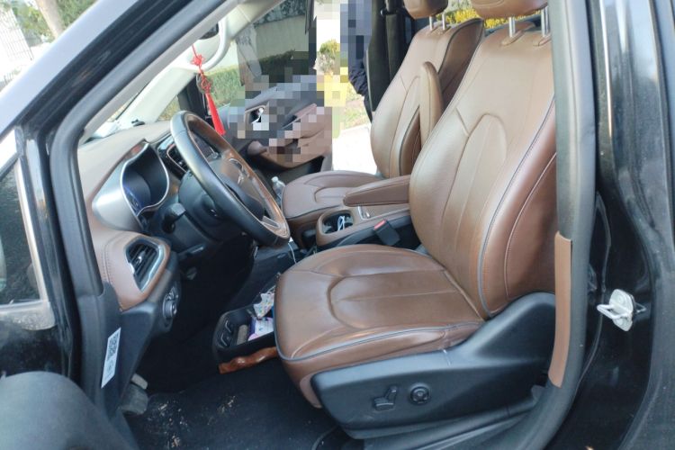 Used Chrysler Grand Voyager 2017 3.6L Premium Edition Left Front Seat