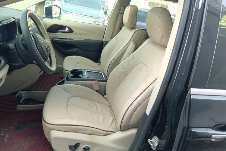 Used Chrysler Grand Voyager 2017 3.6L Premium Edition Left Front Seat