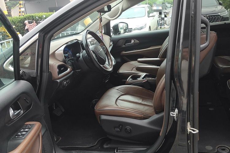 Used Chrysler Grand Voyager 2017 3.6L Premium Edition Left Front Seat