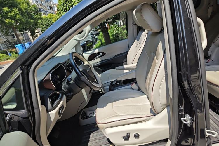 Used Chrysler Grand Voyager 2017 3.6L Premium Edition Left Front Seat