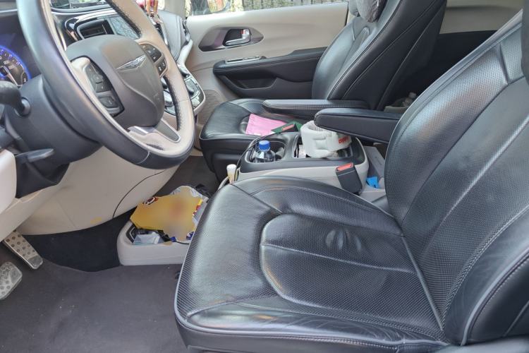 Used Chrysler Grand Voyager 2017 3.6L Premium Edition Left Front Seat