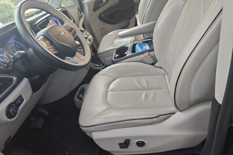 Used Chrysler Grand Voyager 2017 3.6L Premium Edition Left Front Seat