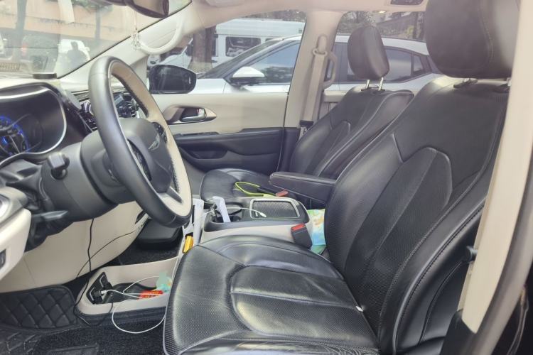Used Chrysler Grand Voyager 2017 3.6L Premium Edition Left Front Seat
