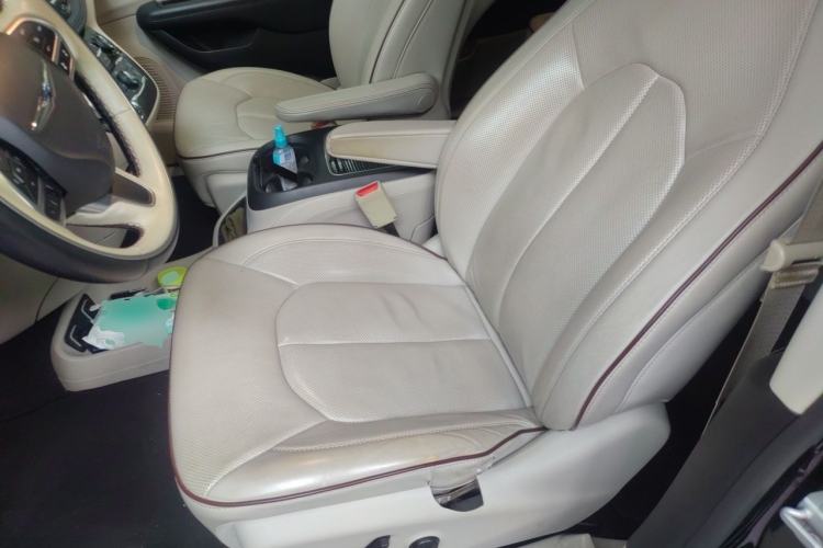 Used Chrysler Grand Voyager 2017 3.6L Premium Edition Left Front Seat