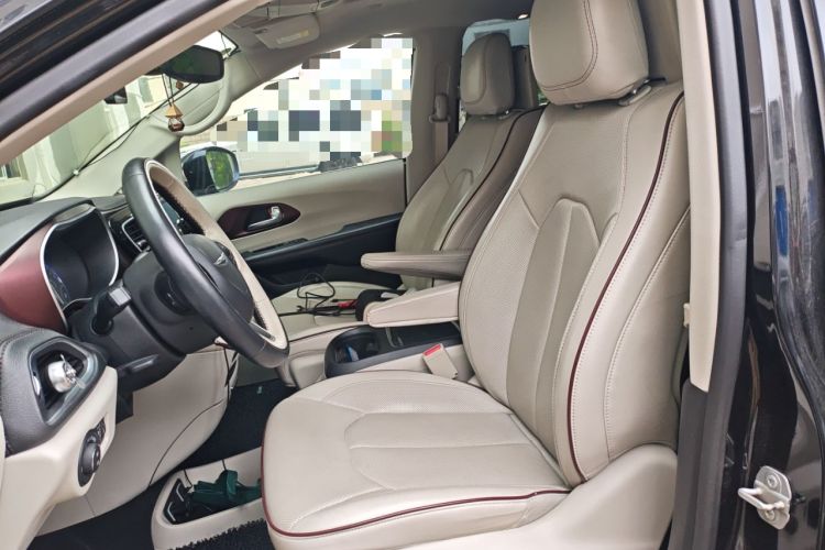 Used Chrysler Grand Voyager 2017 3.6L Premium Edition Left Front Seat