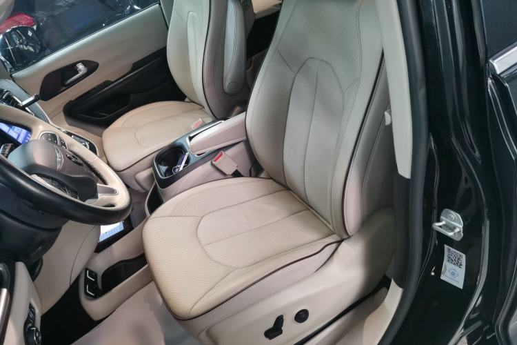 Used Chrysler Grand Voyager 2017 3.6L Premium Edition Left Front Seat