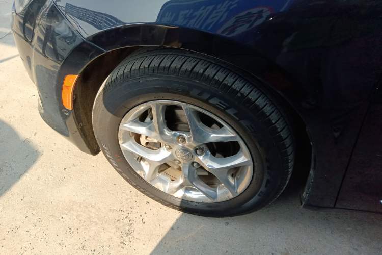 Used Chrysler Grand Voyager 2017 3.6L Premium Edition Left Front Wheel Hub