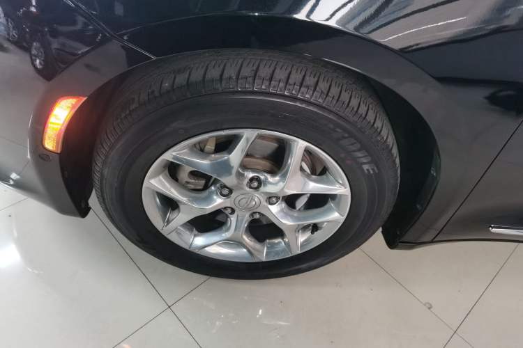 Used Chrysler Grand Voyager 2017 3.6L Premium Edition Left Front Wheel Hub