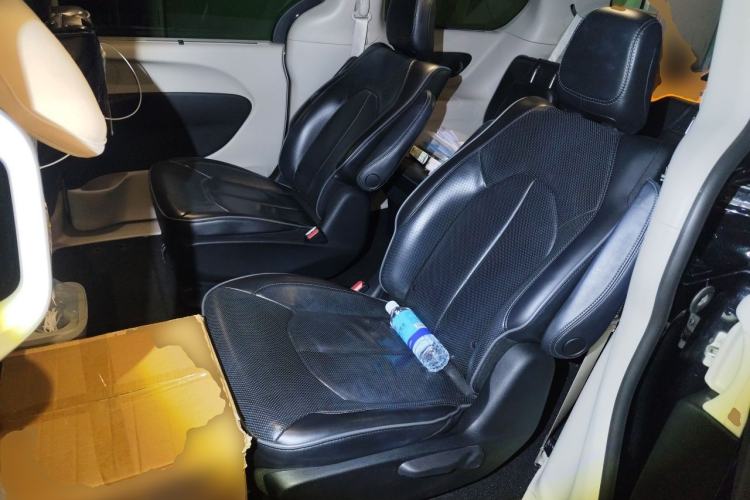 Used Chrysler Grand Voyager 2017 3.6L Premium Edition Left Rear Seat