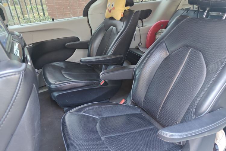 Used Chrysler Grand Voyager 2017 3.6L Premium Edition Left Rear Seat