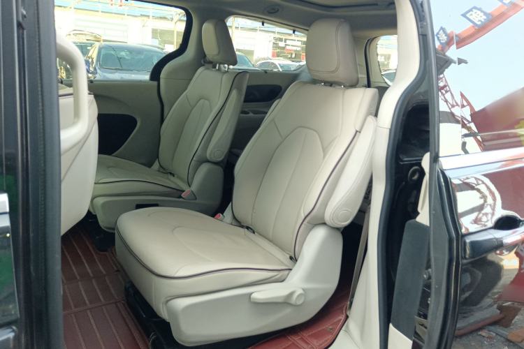 Used Chrysler Grand Voyager 2017 3.6L Premium Edition Left Rear Seat