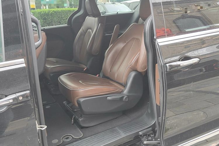 Used Chrysler Grand Voyager 2017 3.6L Premium Edition Left Rear Seat